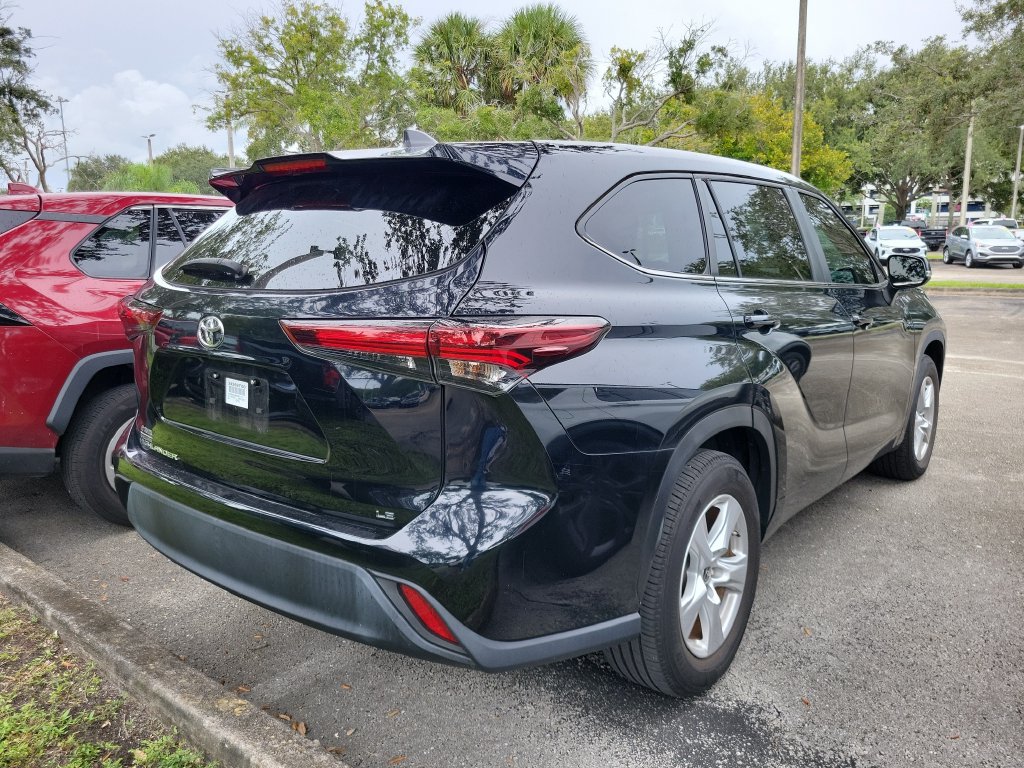Used 2024 Toyota Highlander LE FWD image 4