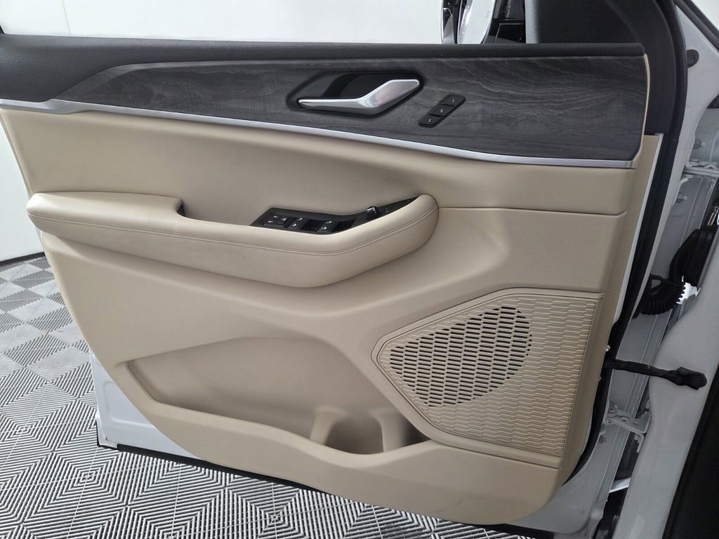 Certified 2025 Jeep Grand Cherokee Limited image 24