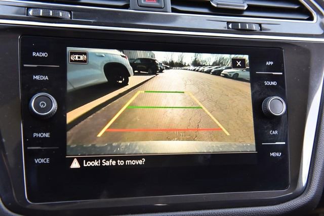 Used 2023 Volkswagen Tiguan SE w/ Panoramic Sunroof Package image 11