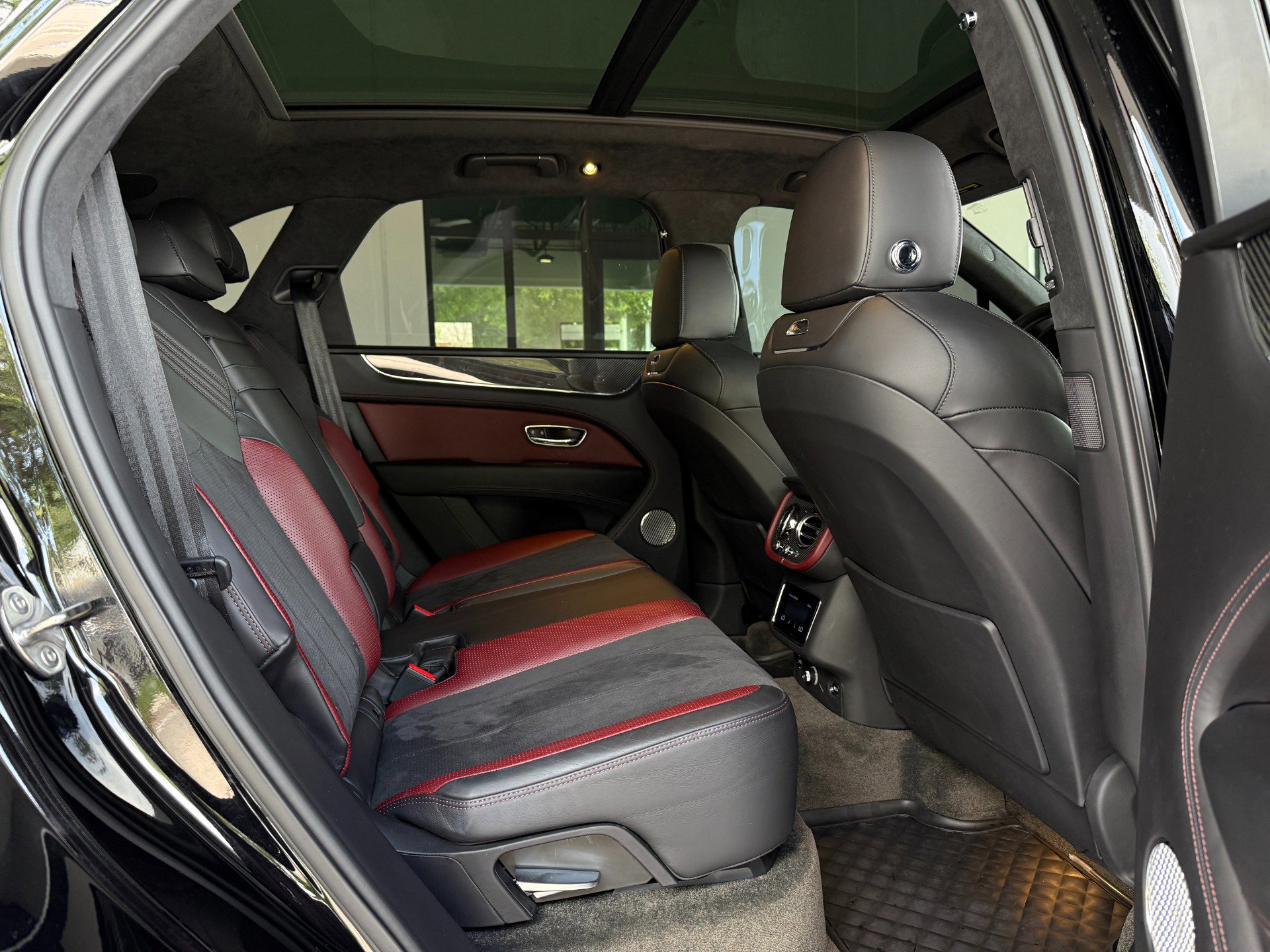 Used 2022 Bentley Bentayga AWD/4WD image 32