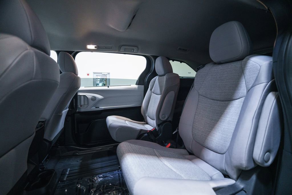 Certified 2026 Toyota Sienna LE FWD image 32