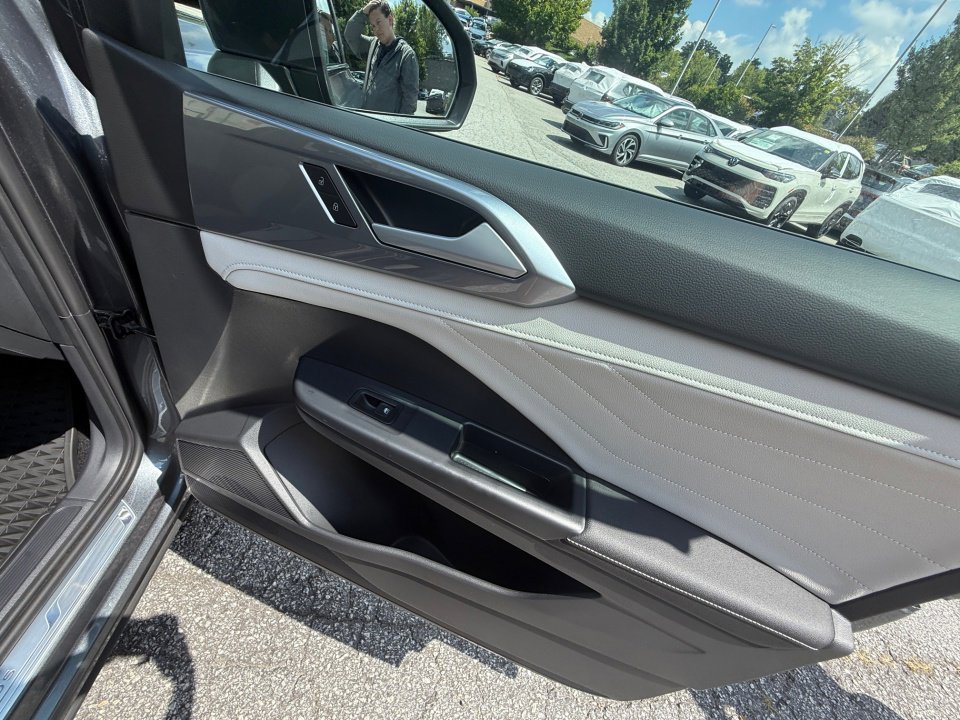 New 2025 Volkswagen Taos SEL image 31