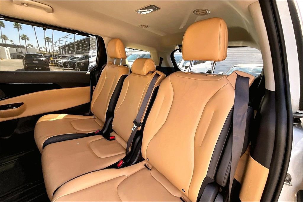 Used 2024 Kia Carnival EX image 17