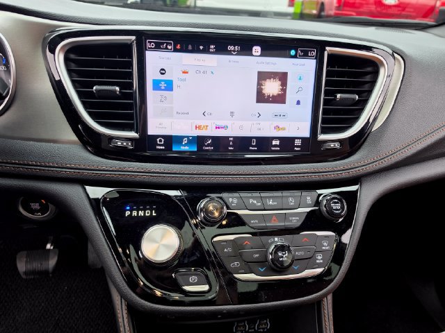 Used 2025 Chrysler Pacifica Pinnacle FWD image 20
