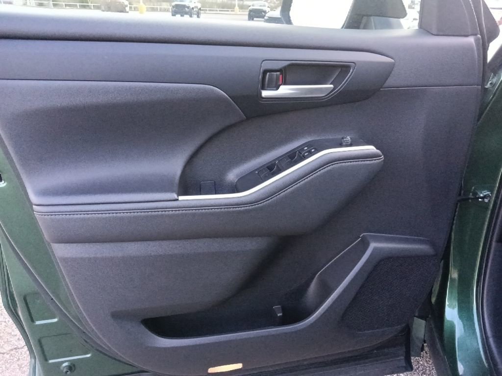 Used 2024 Toyota Highlander XLE image 11