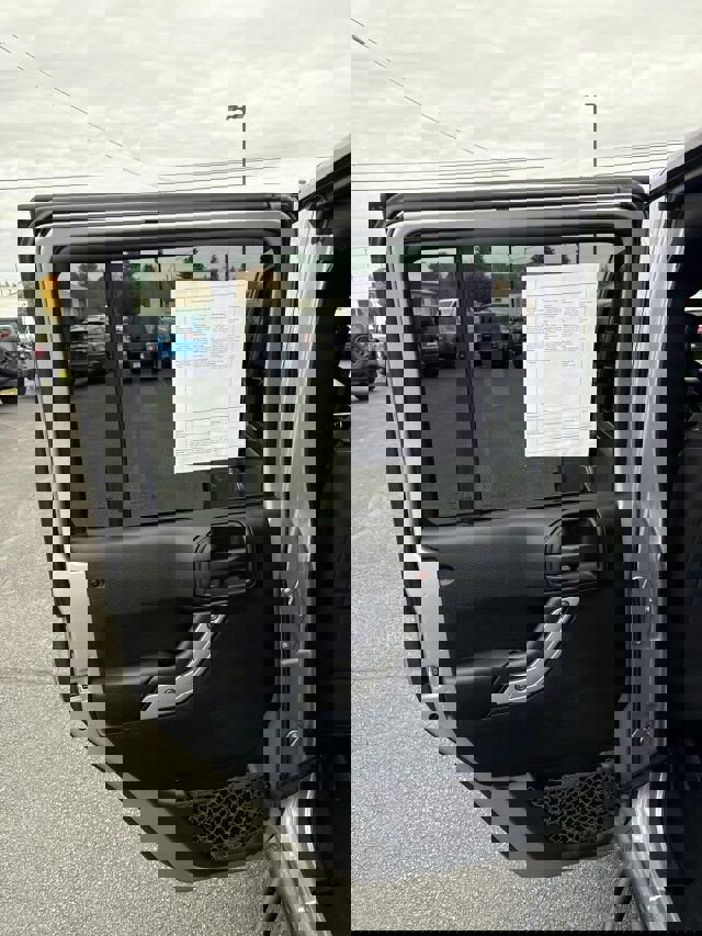 Used 2018 Jeep Wrangler Unlimited Rubicon w/ Connectivity Group image 11