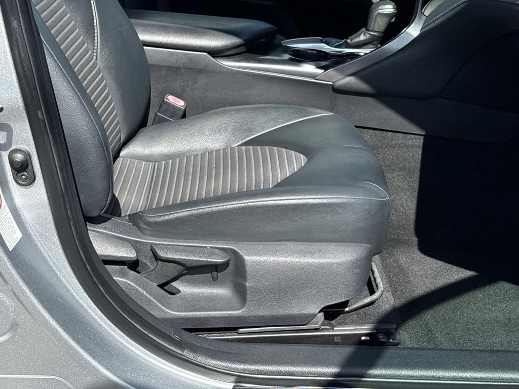 Used 2019 Toyota Camry SE FWD image 13