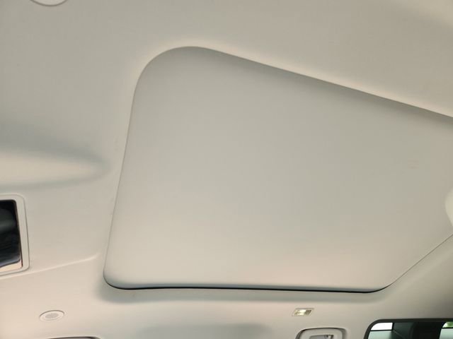 Used 2025 Land Rover Defender 110 X-Dynamic SE image 23