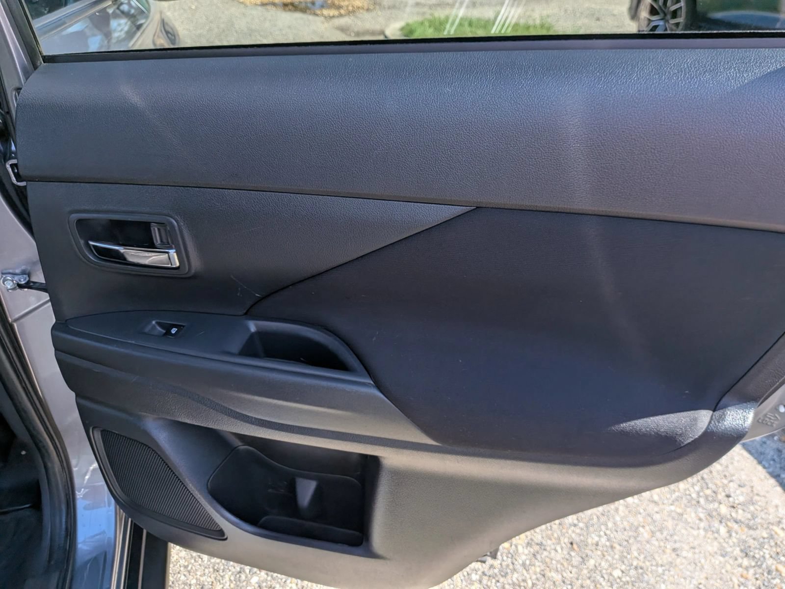 Used 2020 Mitsubishi Outlander ES FWD image 32