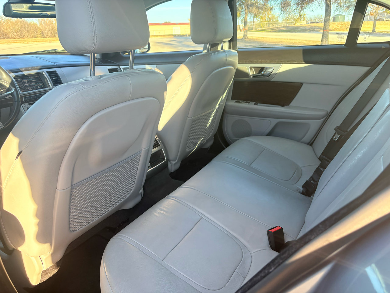 Used 2015 Jaguar XF Premium image 11