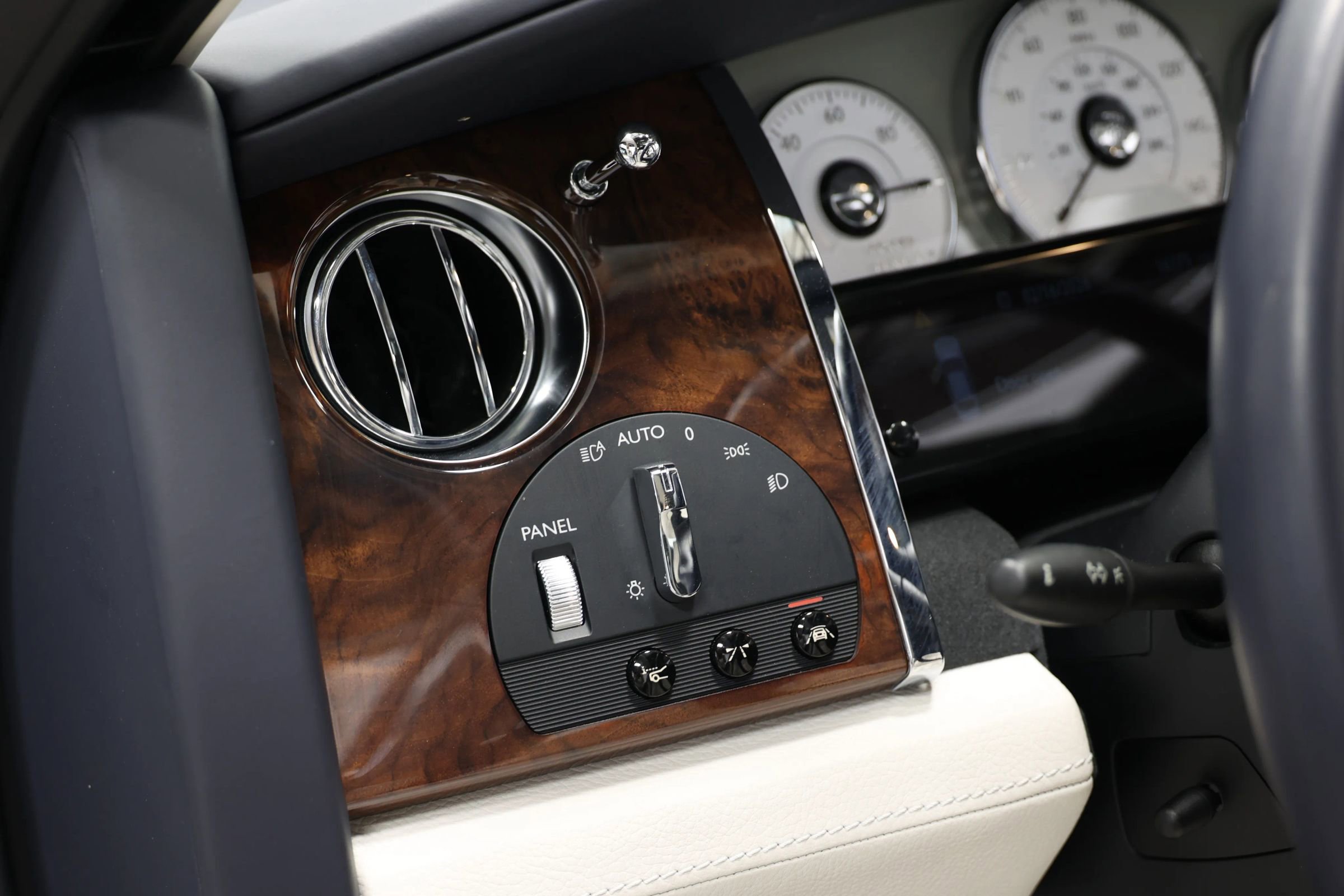 Used 2015 Rolls-Royce Ghost image 27