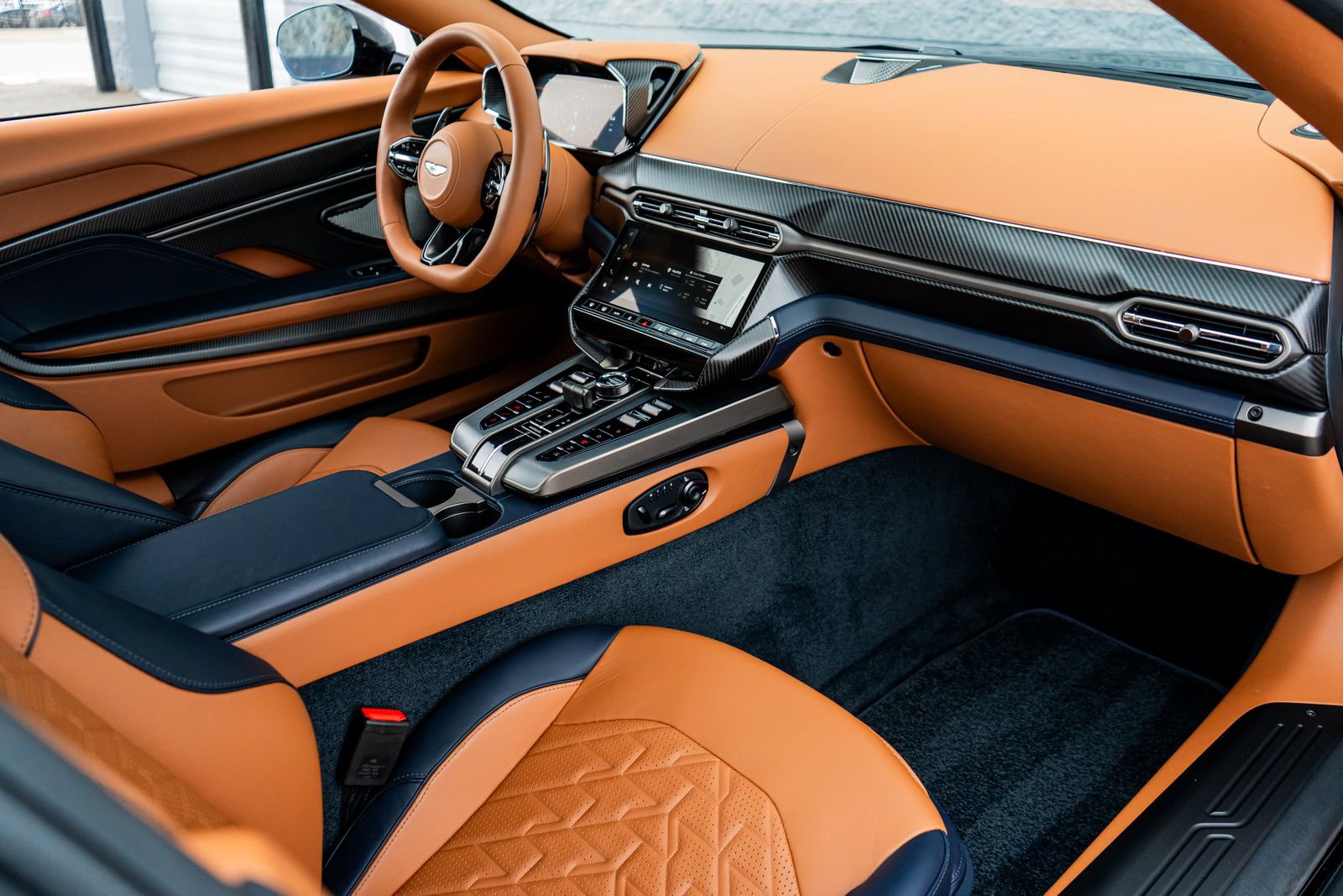 Used 2025 Aston Martin Vanquish V12 image 2