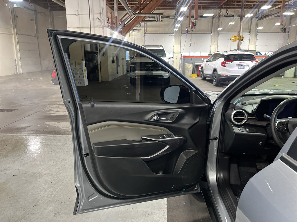 Used 2025 Chevrolet Trax ACTIV w/ Sunroof Package FWD image 18