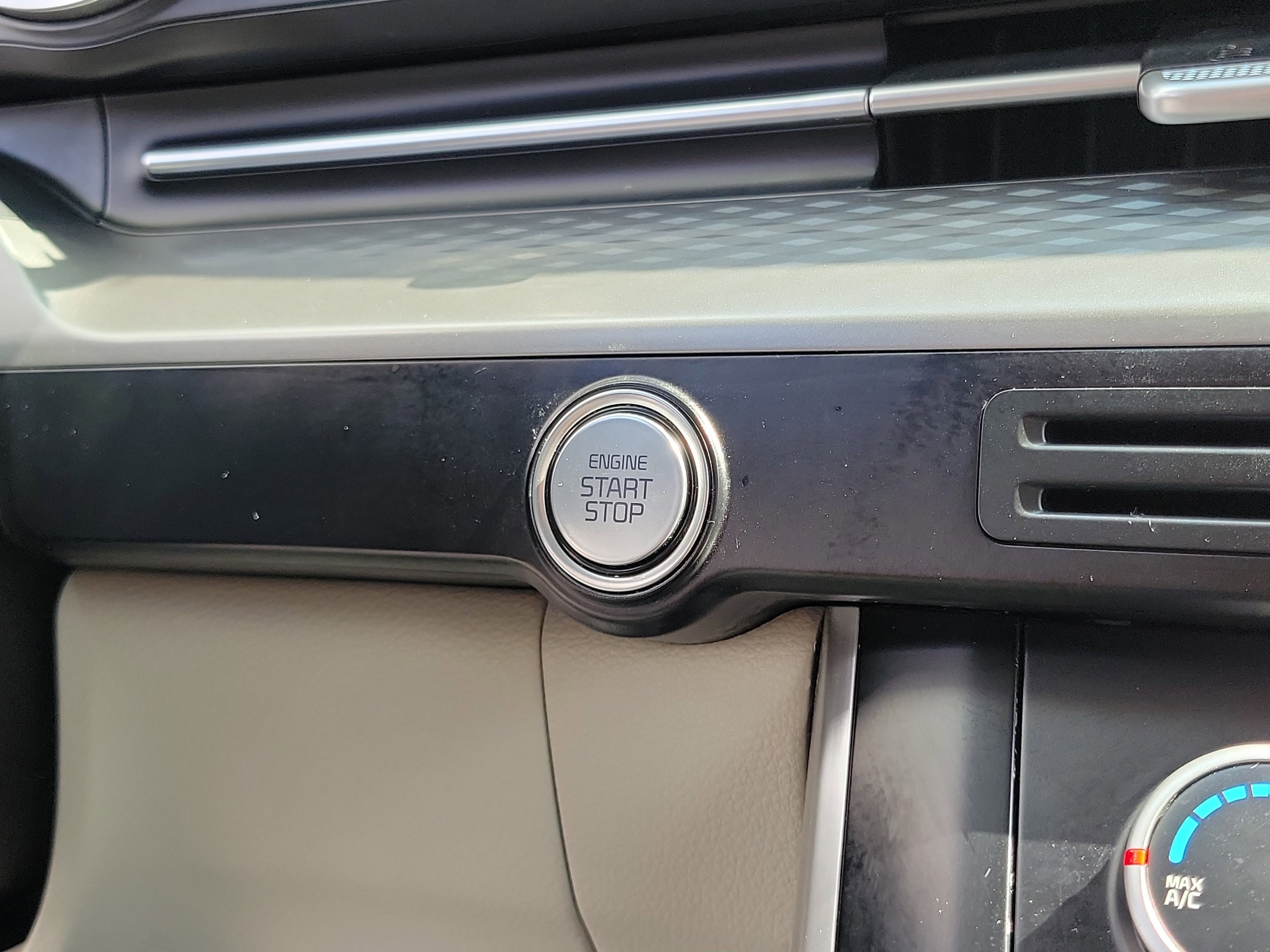 Used 2022 Kia Carnival LX image 28