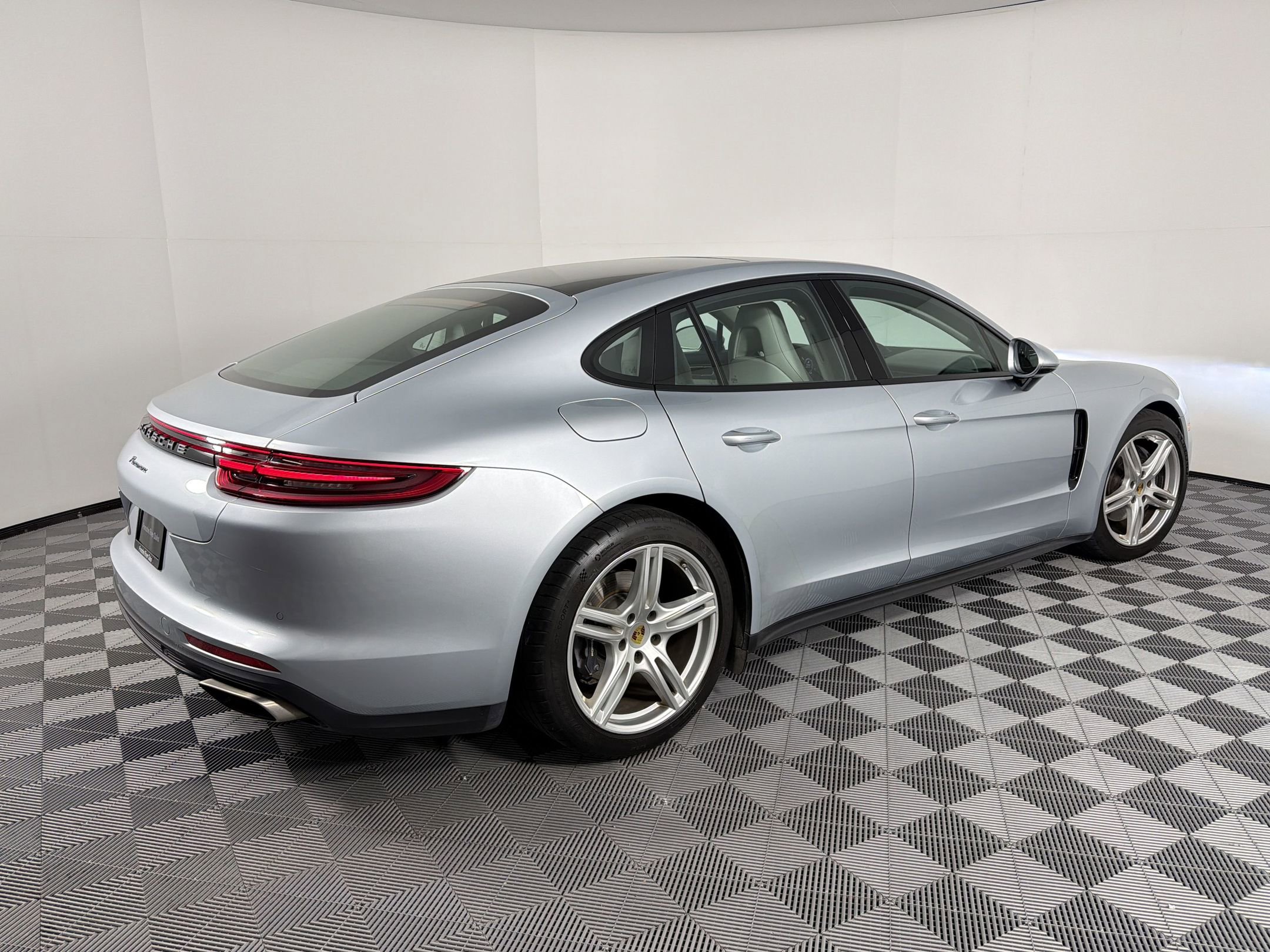 Certified 2018 Porsche Panamera image 9