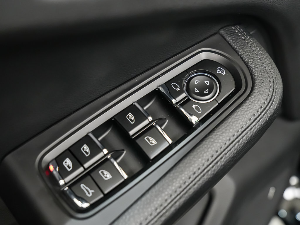 Certified 2024 Porsche Macan AWD/4WD image 21