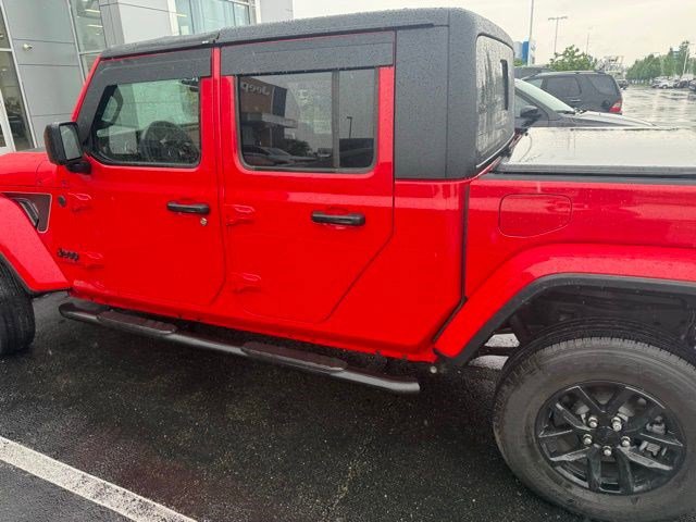 Used 2022 Jeep Gladiator Sport AWD/4WD image 12