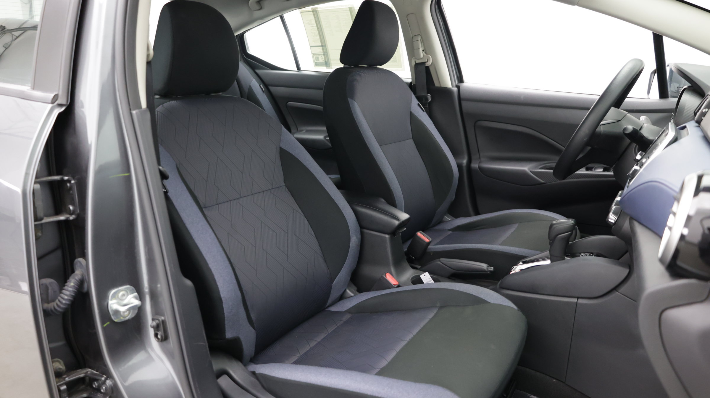 Used 2025 Nissan Versa SV FWD image 32