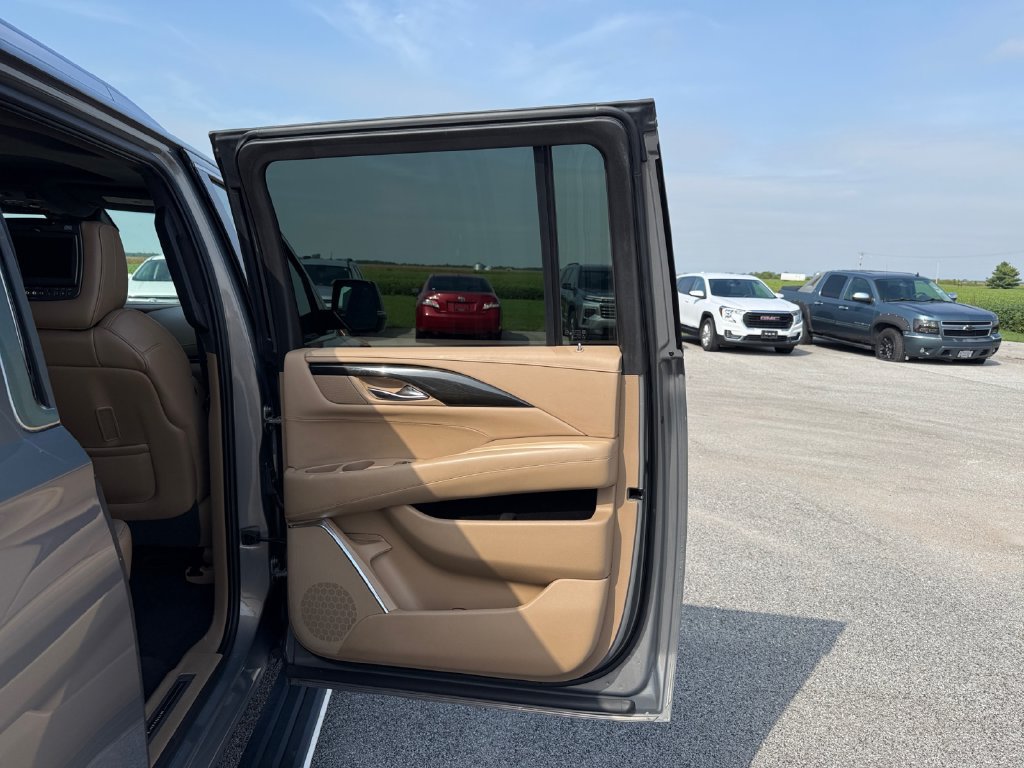Used 2018 Cadillac Escalade ESV Platinum AWD/4WD image 40