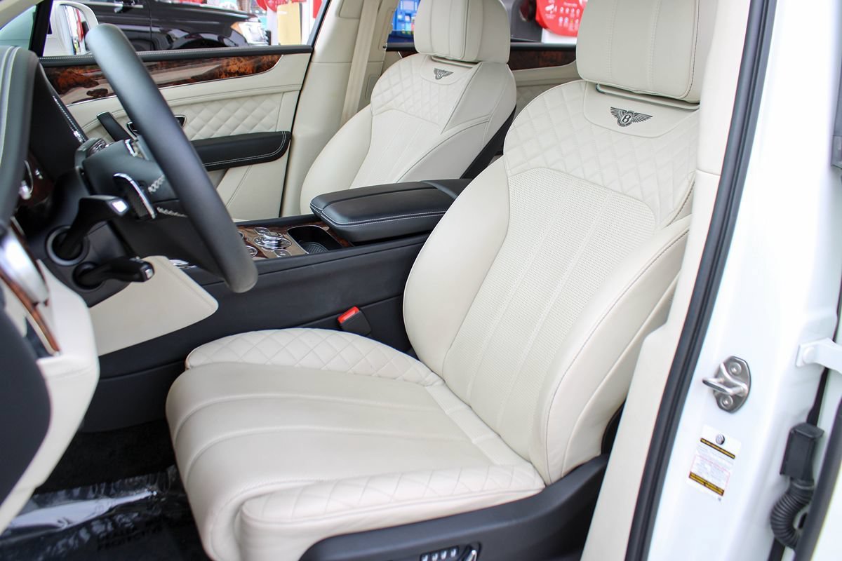 Used 2020 Bentley Bentayga Plug-In Hybrid AWD/4WD image 15