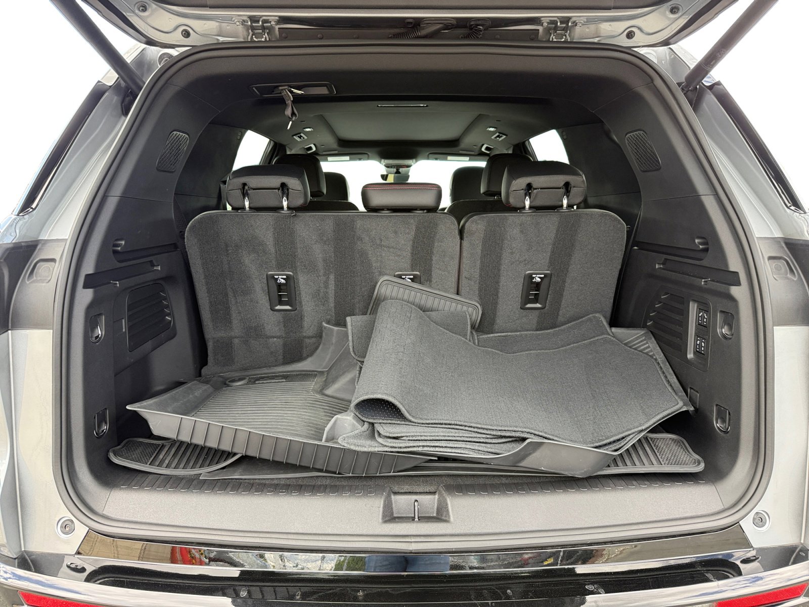 Used 2025 Chevrolet Traverse RS w/ LPO, Floor Liner Package image 17