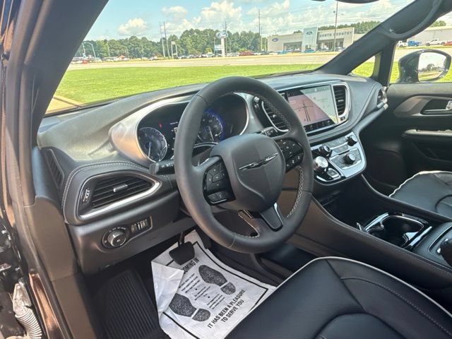 Used 2025 Chrysler Pacifica Limited w/ Uconnect Theater Family Group FWD image 15