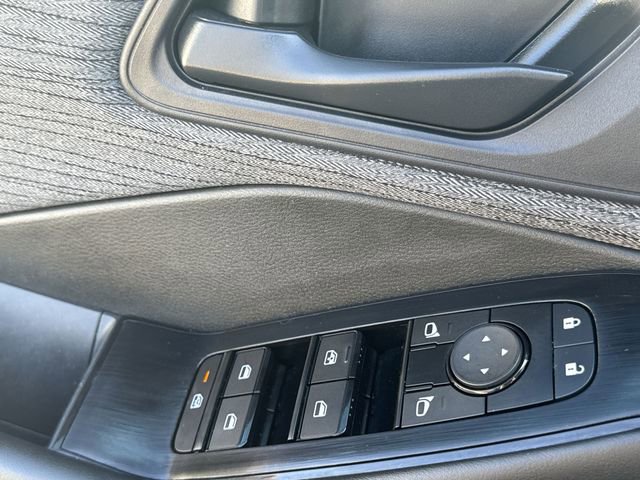 Used 2023 Nissan Rogue S image 23