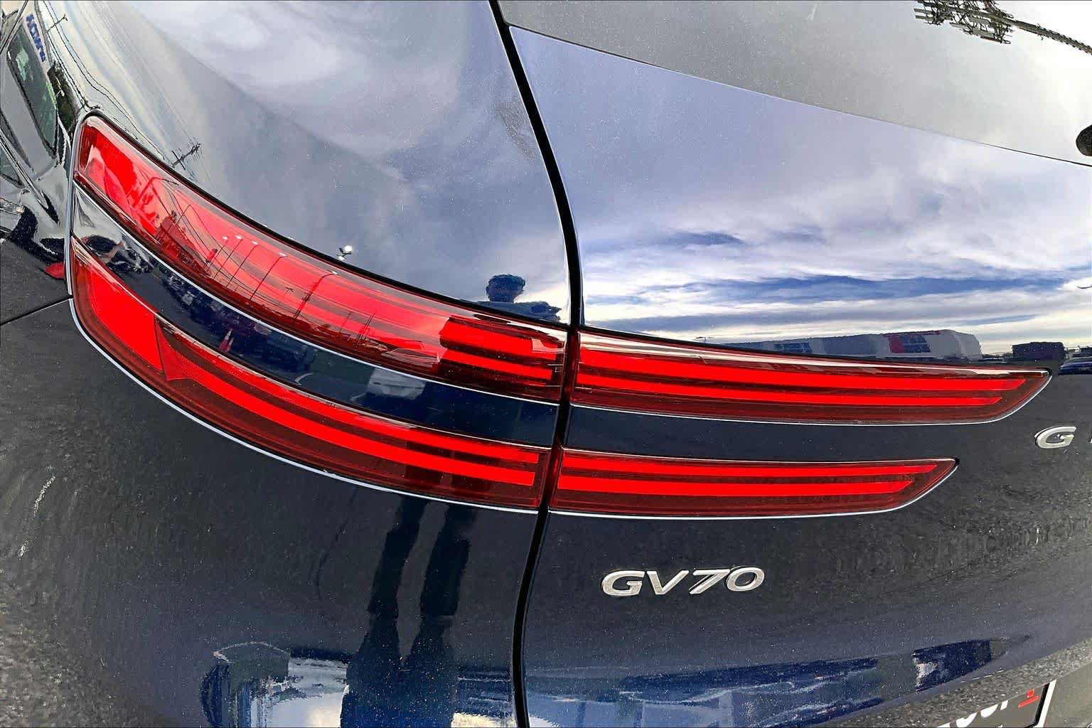 Used 2022 Genesis GV70 3.5T Sport w/ Sport Advanced Package AWD/4WD image 29