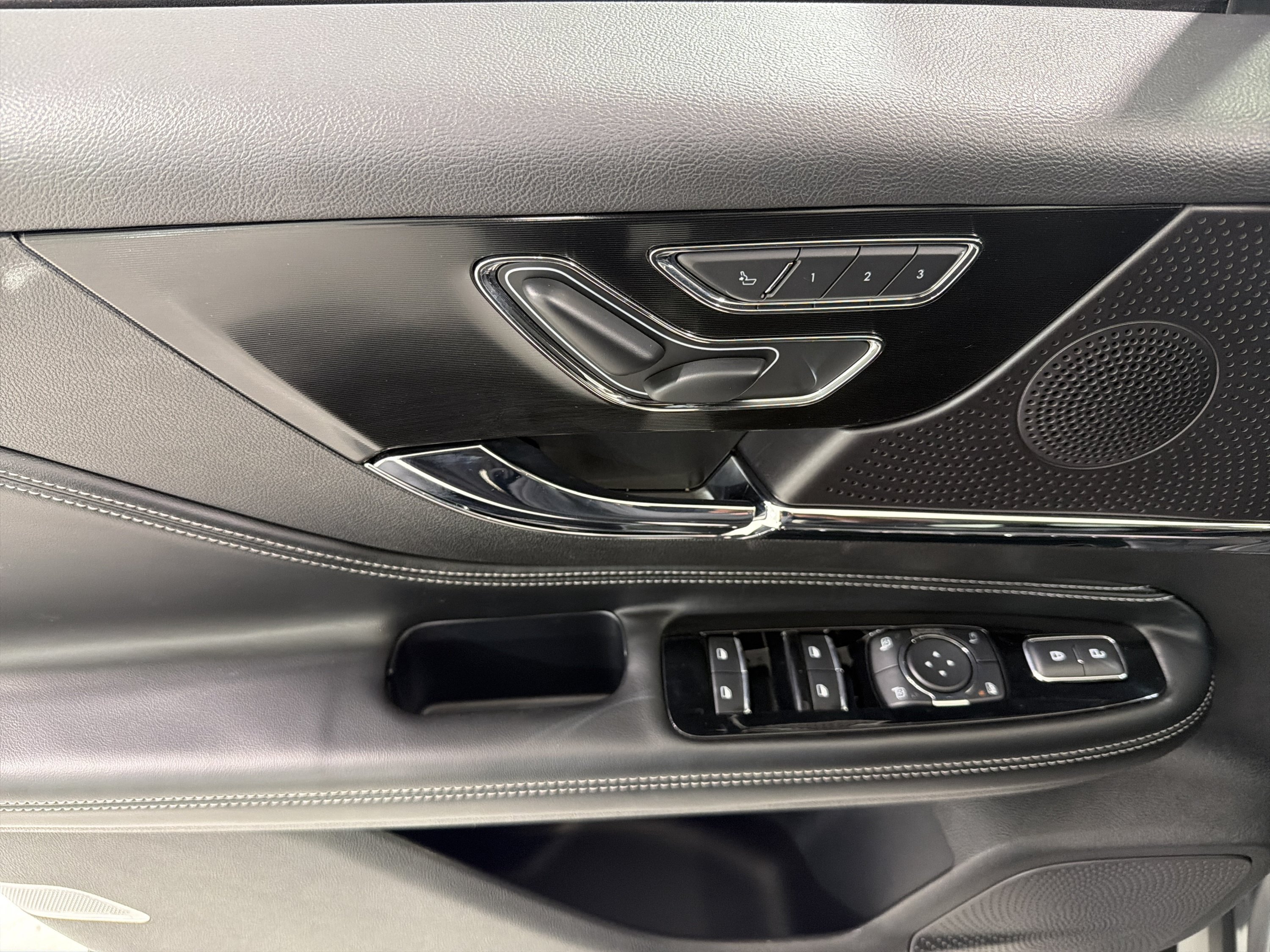 Used 2023 Lincoln Corsair Reserve w/ Jet Appearance Package FWD image 13