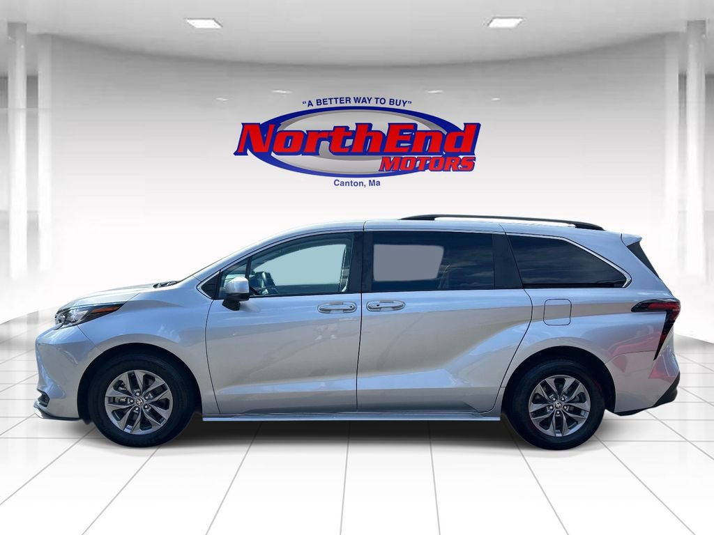 Used 2023 Toyota Sienna LE AWD/4WD image 4