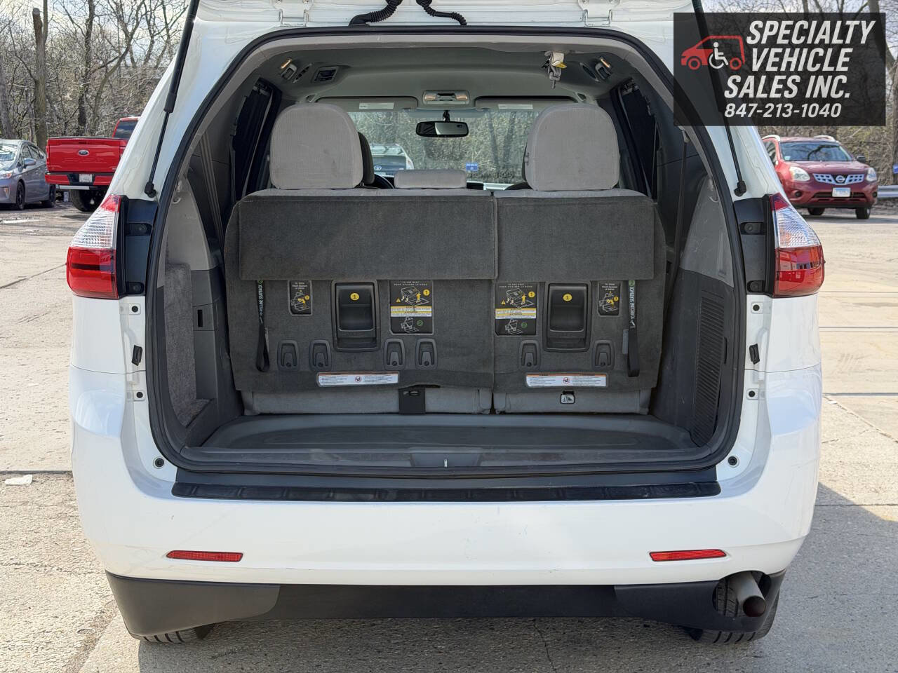Used 2017 Toyota Sienna LE image 28