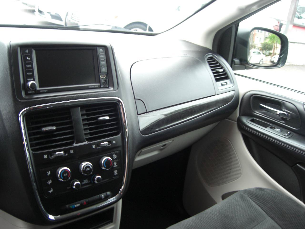 Used 2019 Dodge Grand Caravan SE FWD image 6