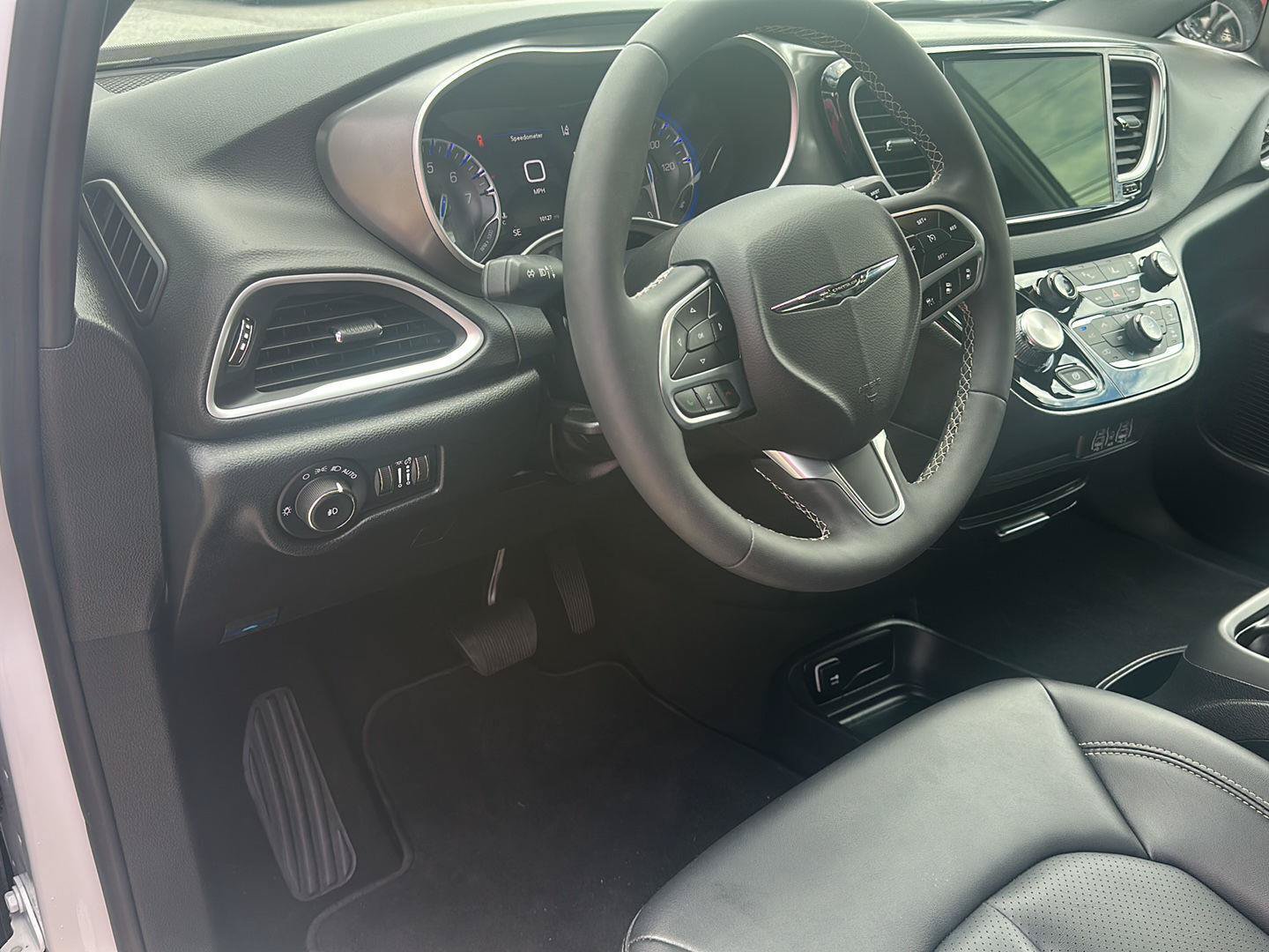 Used 2025 Chrysler Pacifica Select FWD image 5