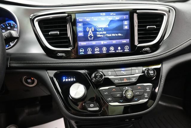 Used 2019 Chrysler Pacifica Limited w/ S Appearance Package FWD image 3