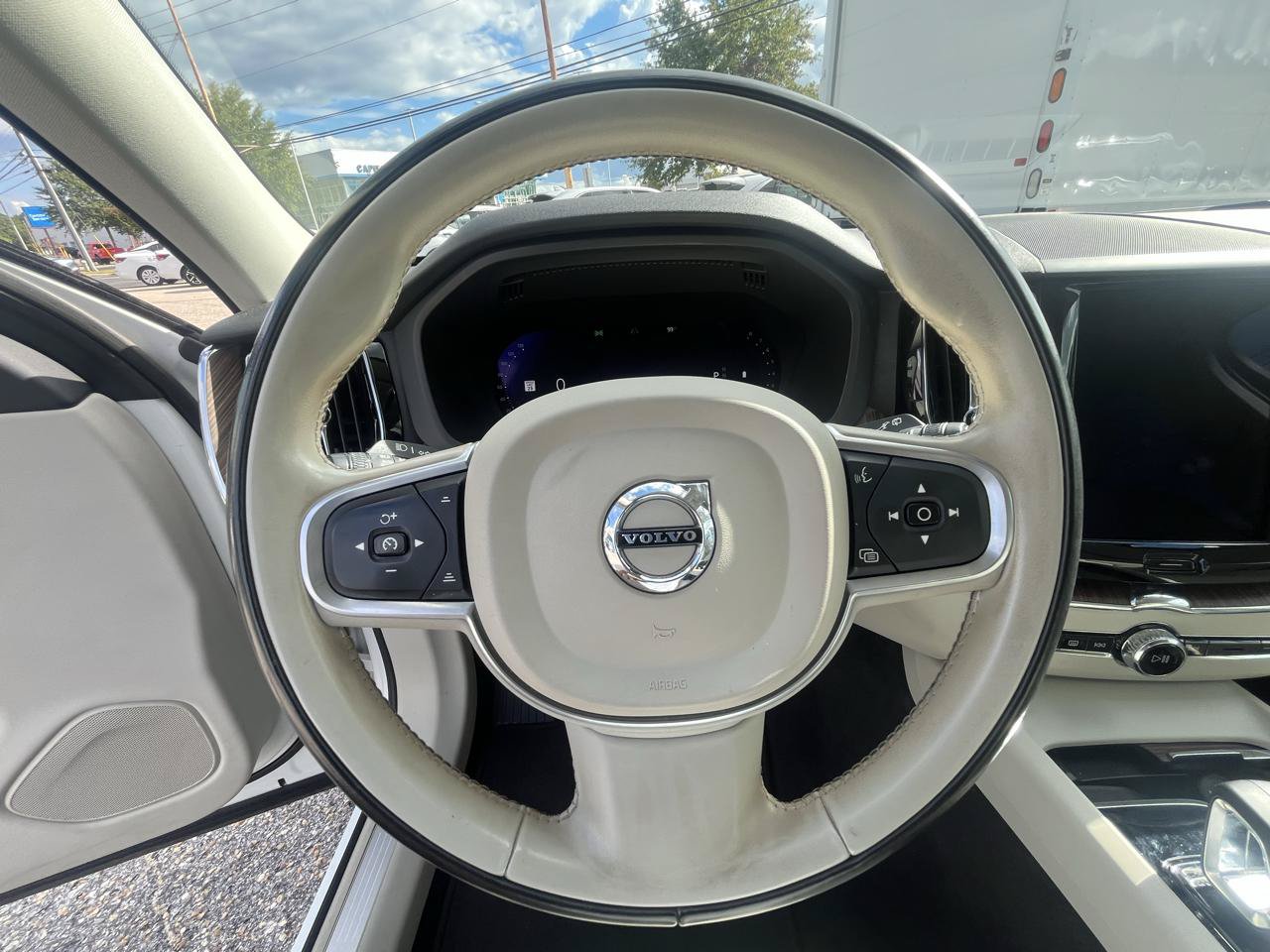 Used 2022 Volvo XC60 B5 Momentum AWD/4WD image 28
