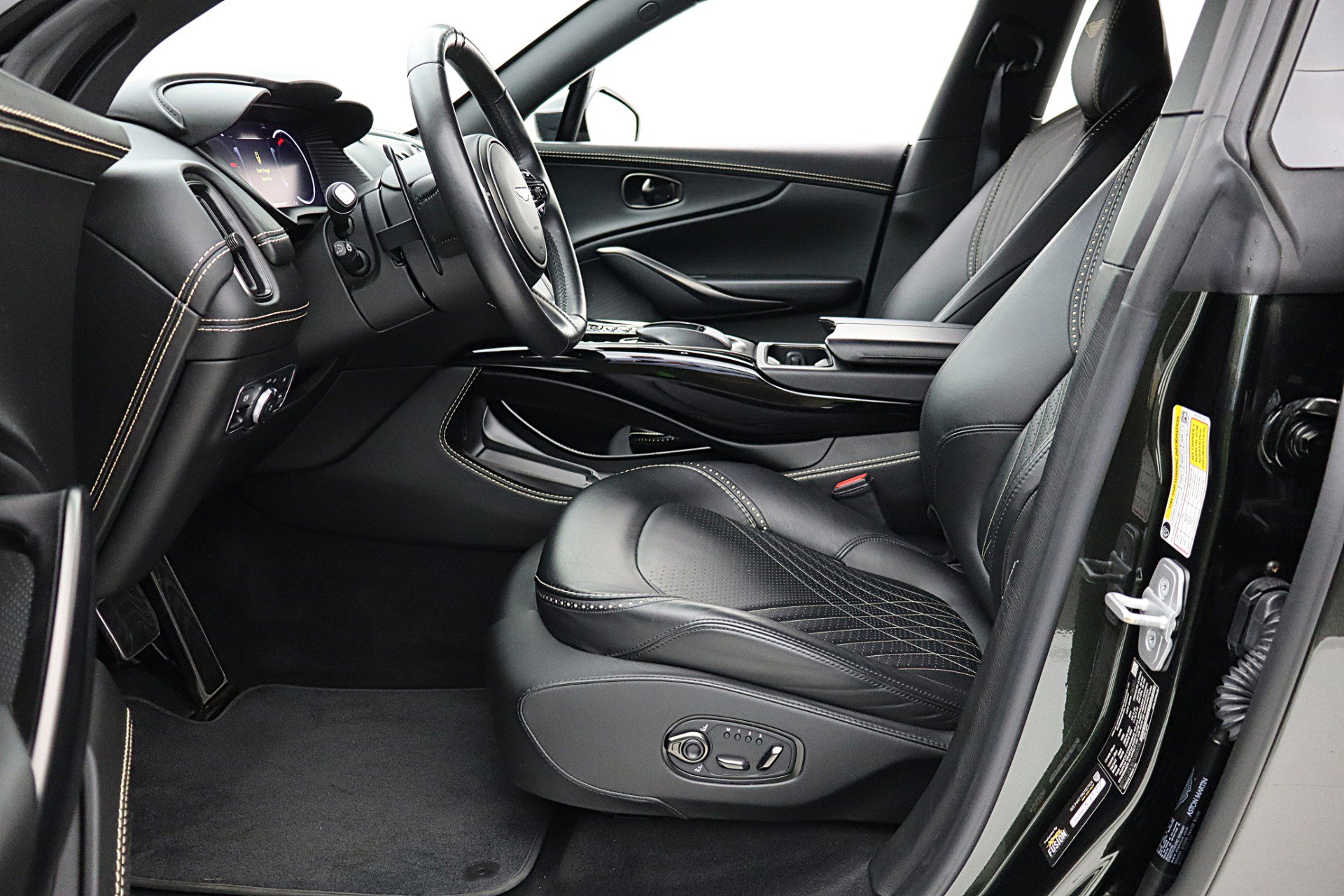 Used 2021 Aston Martin DBX AWD/4WD image 41