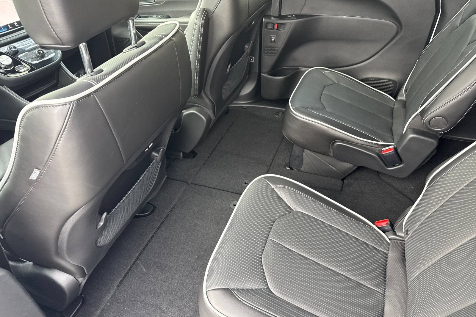 New 2027 Chrysler Pacifica Limited AWD/4WD image 11