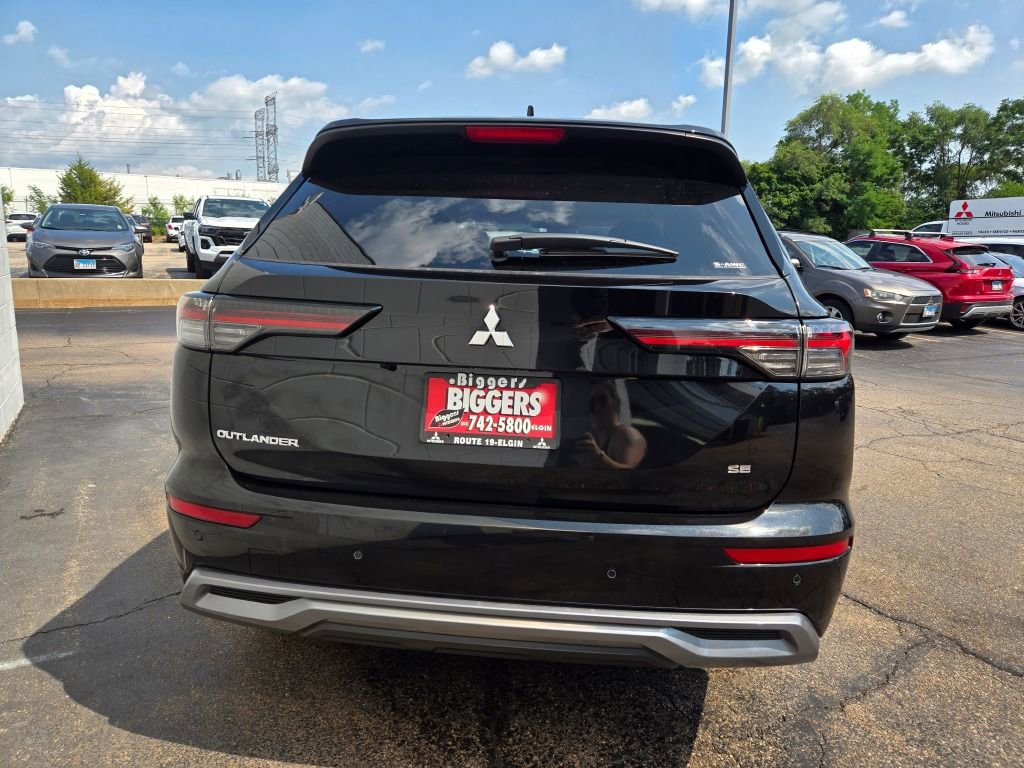 New 2025 Mitsubishi Outlander SE image 11