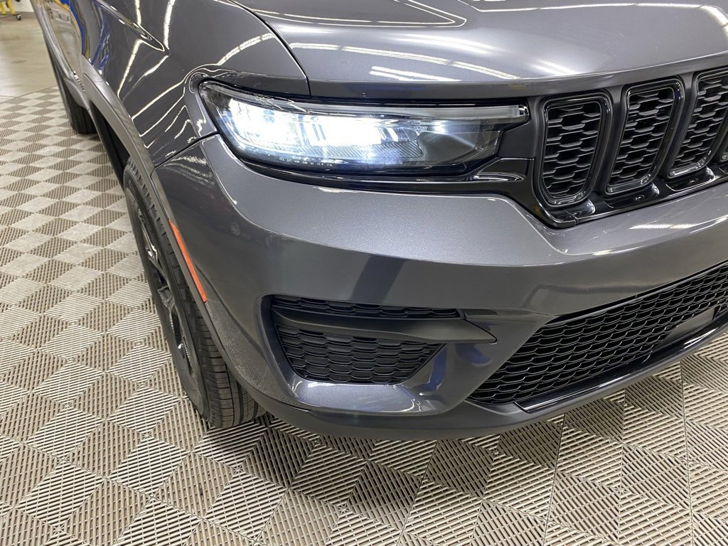 Used 2024 Jeep Grand Cherokee Altitude image 2