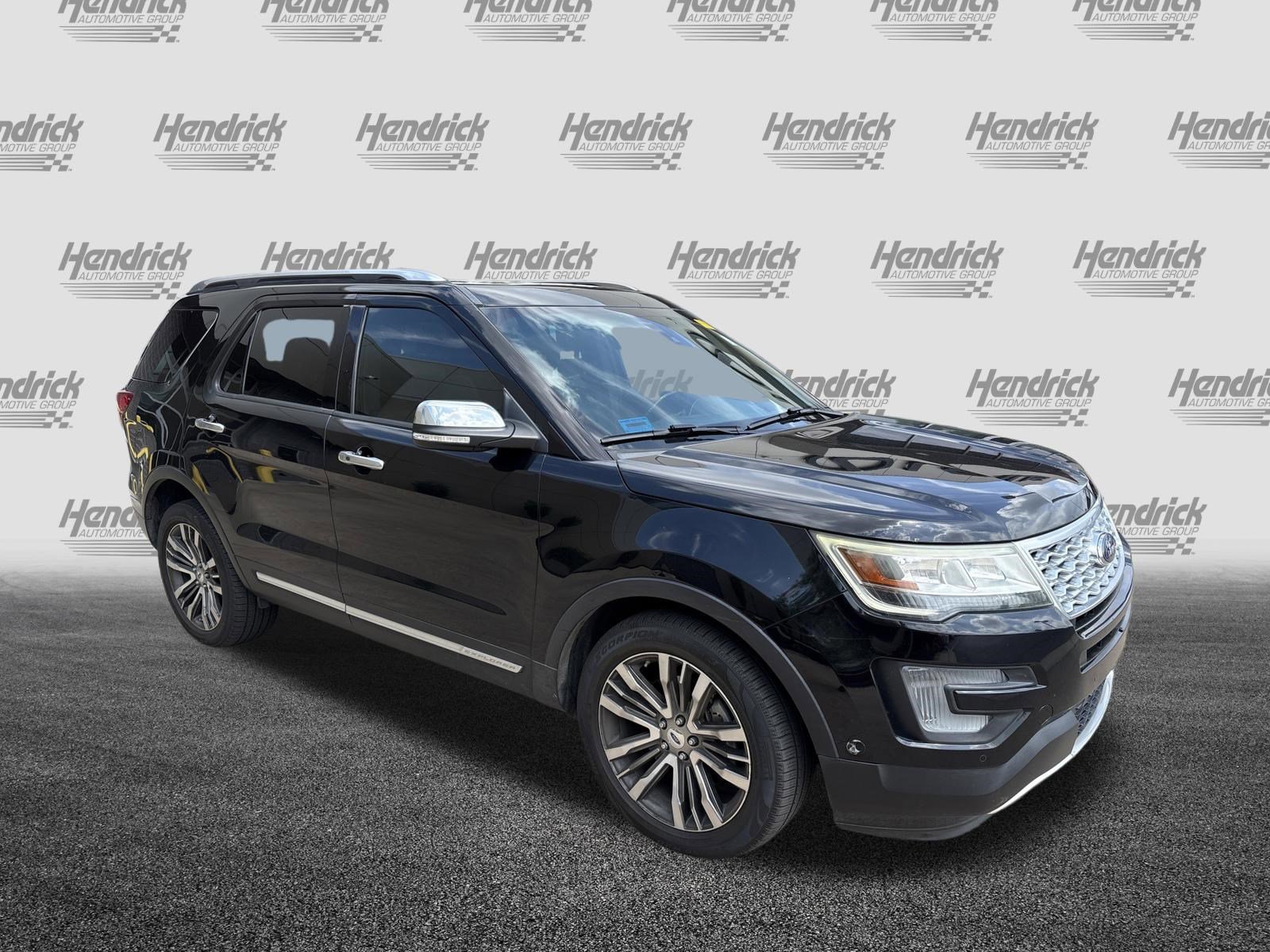 Used 2017 Ford Explorer Platinum image 2
