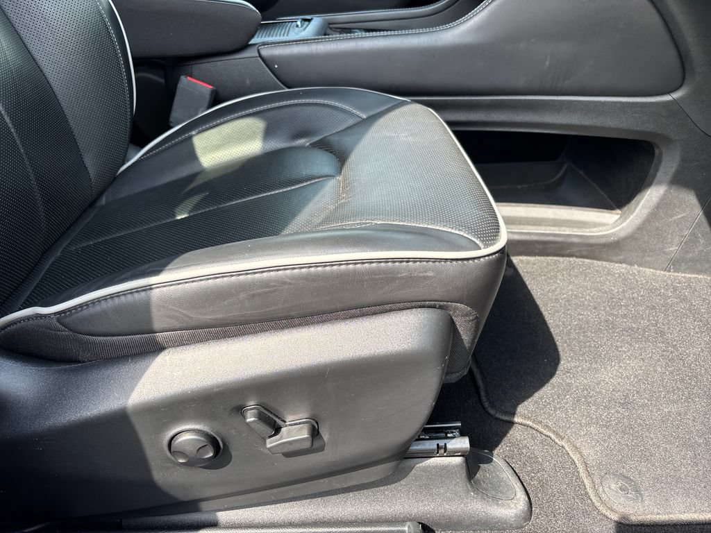Used 2025 Chrysler Pacifica Limited FWD image 34