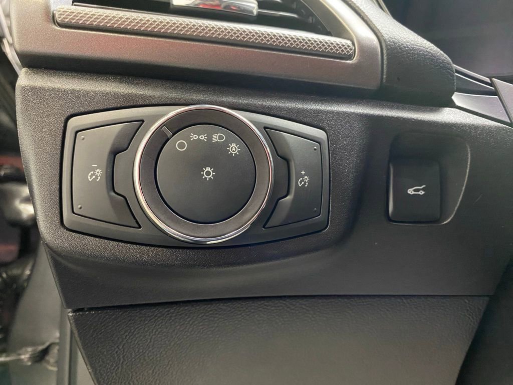 Used 2018 Ford Fusion SE w/ Fusion SE Technology Package FWD image 19