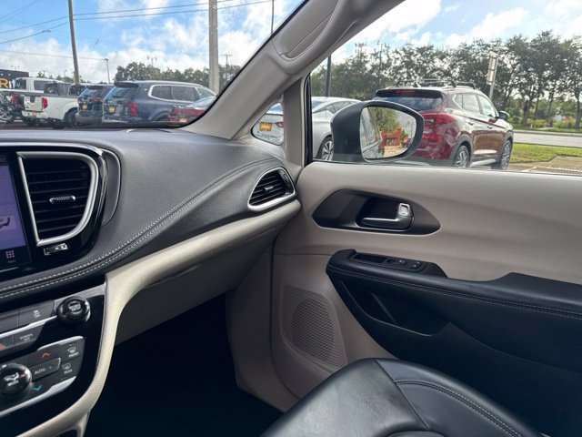 Used 2023 Chrysler Pacifica Touring-L FWD image 25