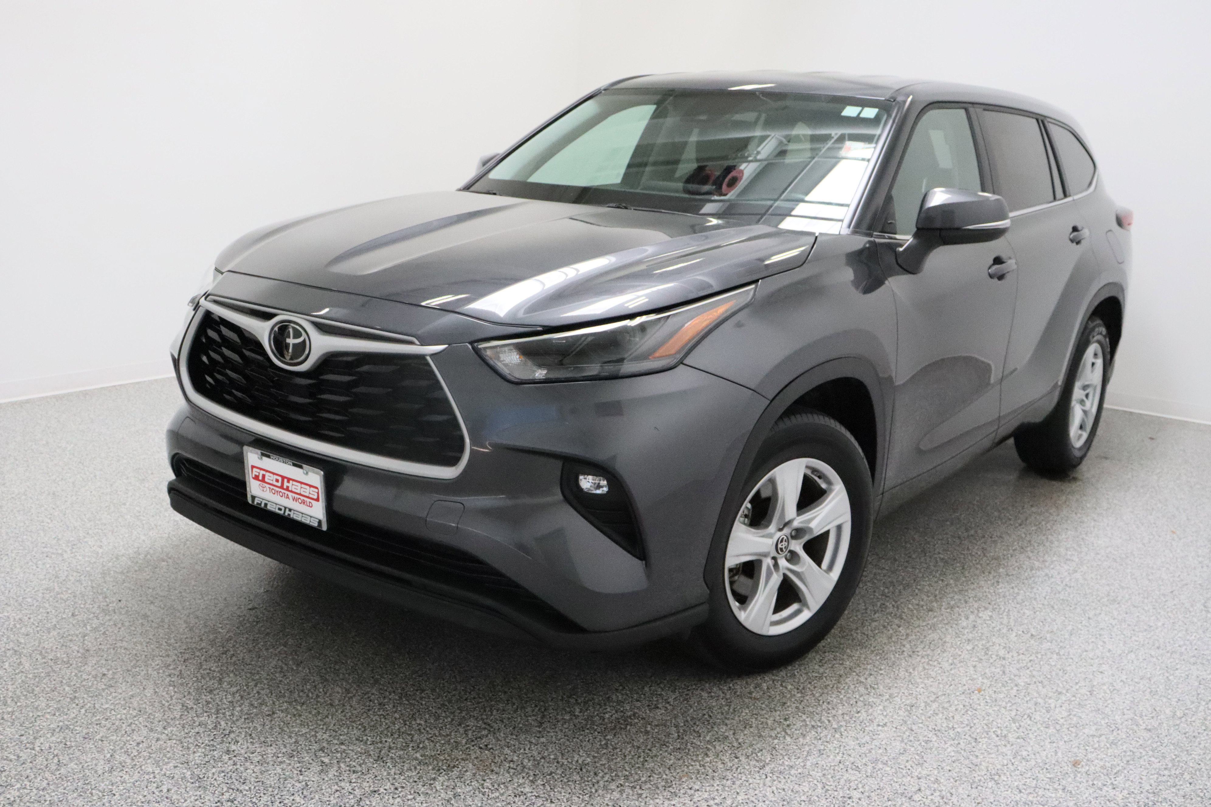 Used 2025 Toyota Highlander LE FWD image 2