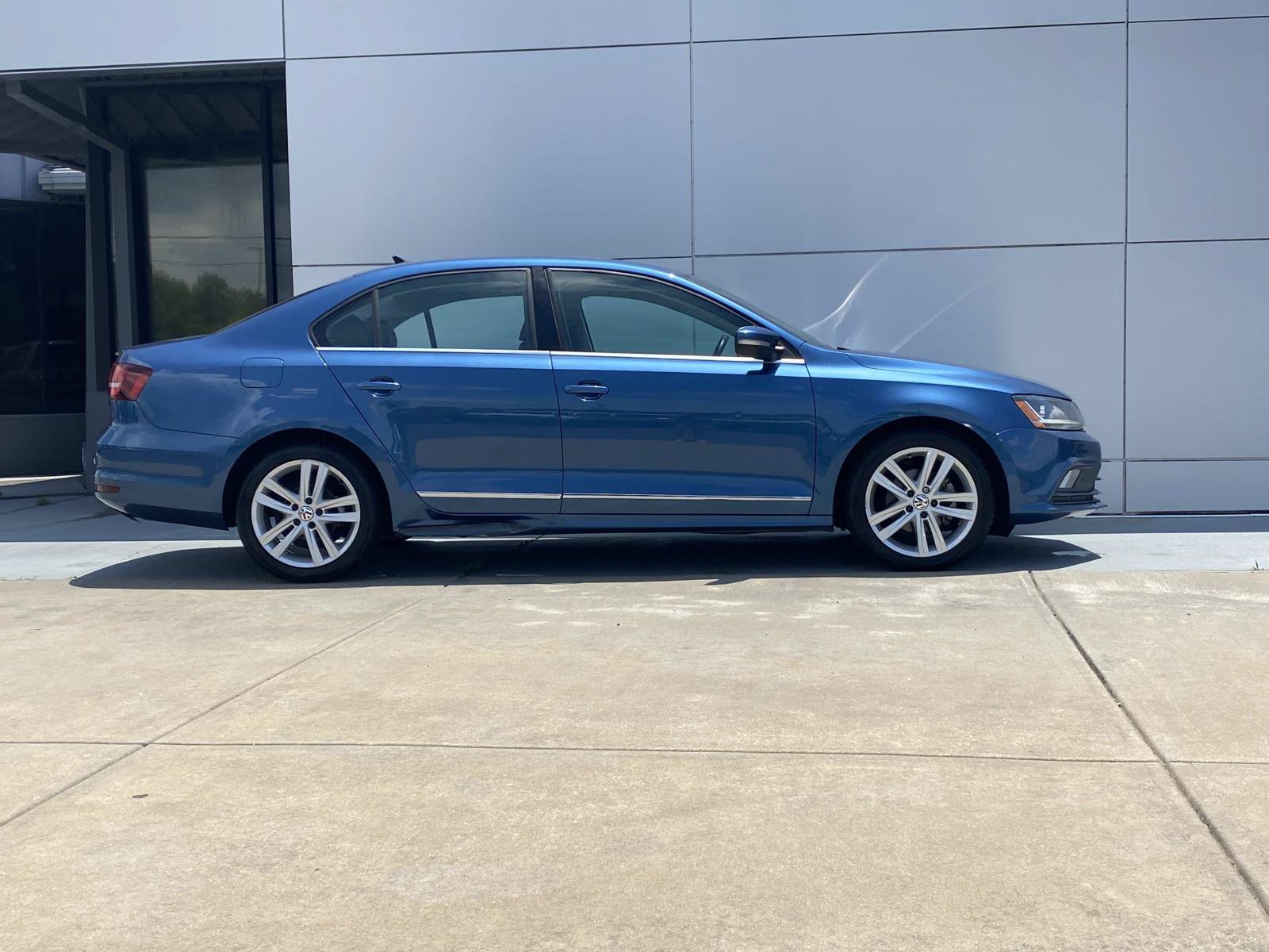 Used 2017 Volkswagen Jetta SEL FWD image 3