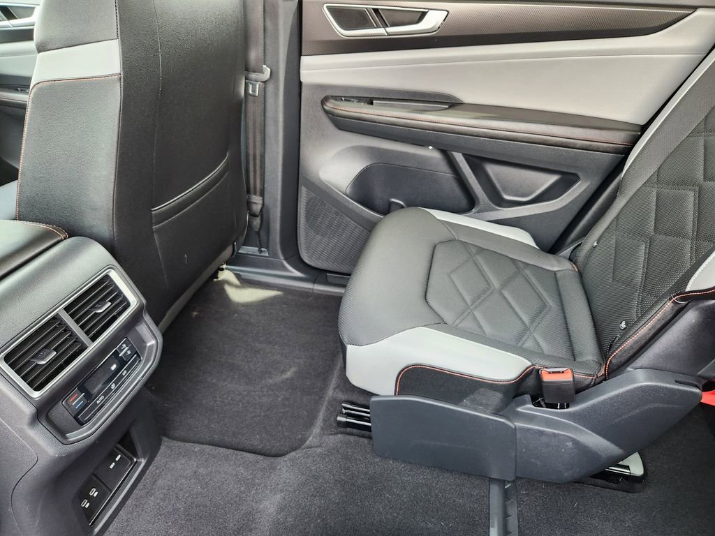 Certified 2025 Volkswagen Atlas Peak Edition SE AWD/4WD image 24