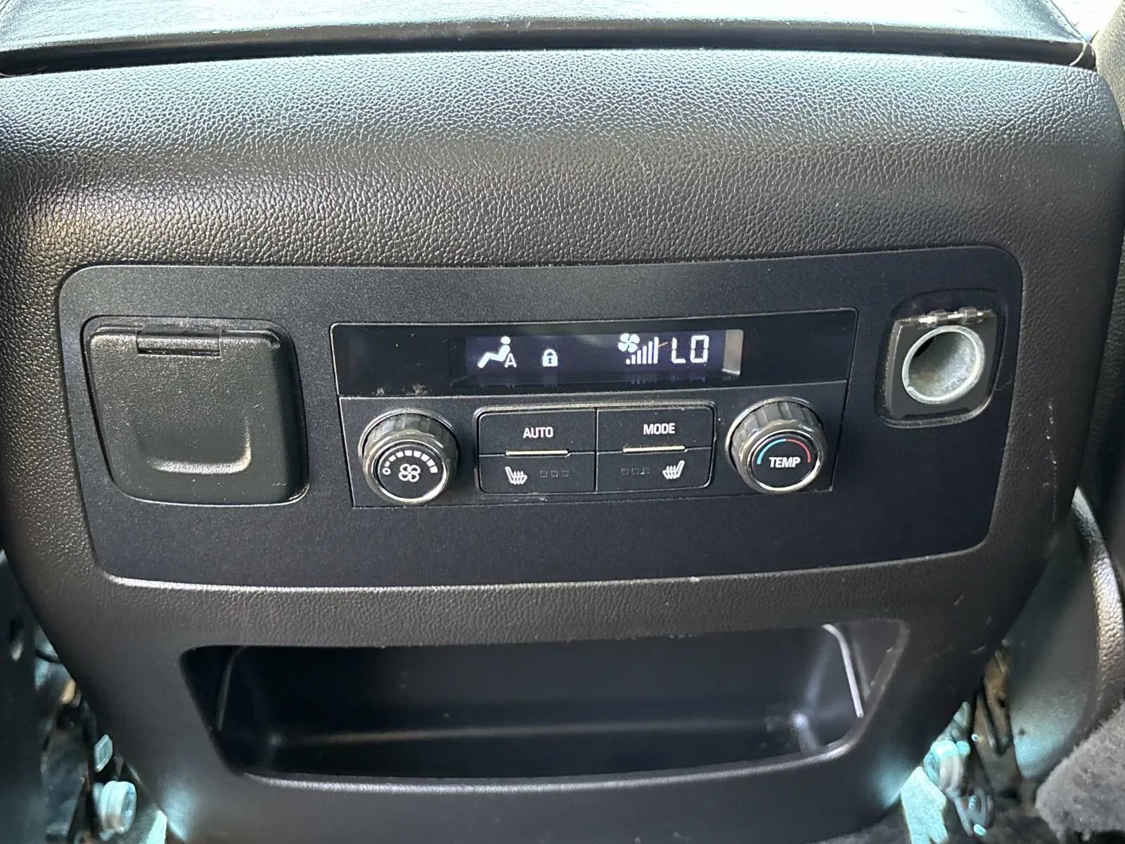 Used 2016 Chevrolet Suburban LTZ RWD image 12