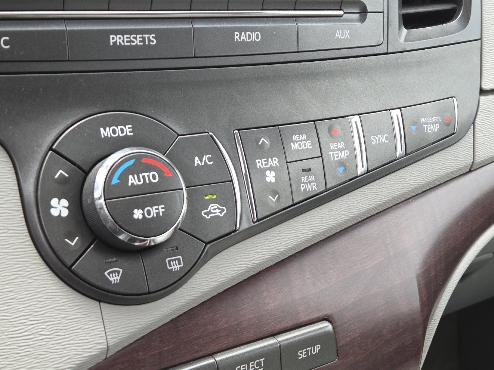 Used 2013 Toyota Sienna XLE FWD image 28