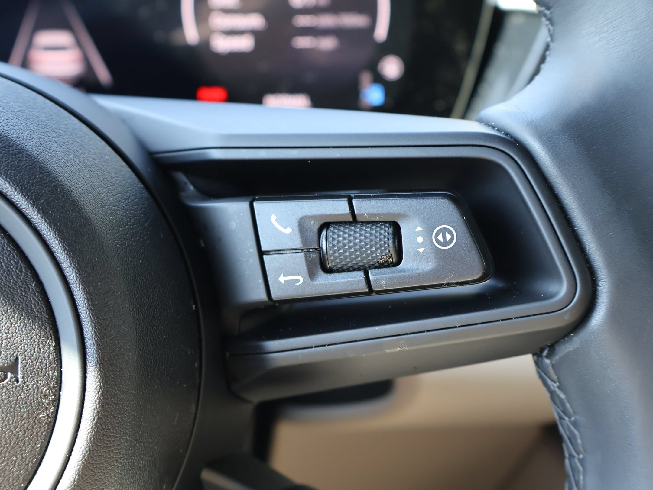 Certified 2025 Porsche Macan 4S Electric AWD/4WD image 19