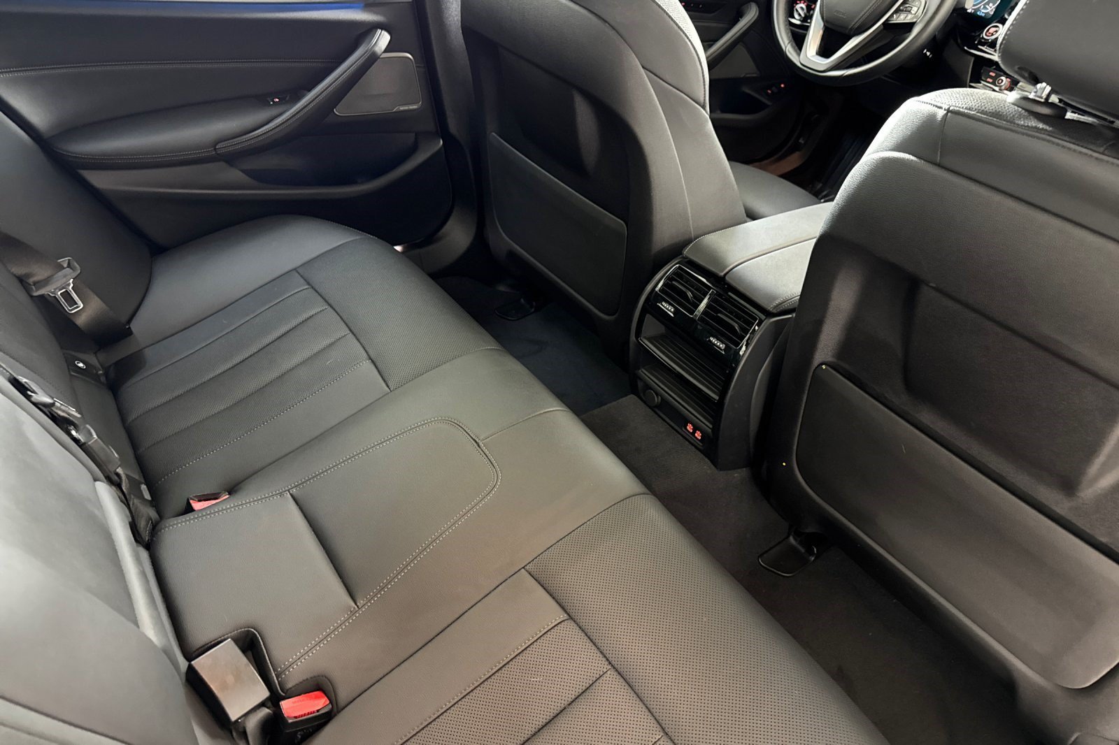 Certified 2023 BMW 530e w/ Premium Package RWD image 34